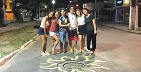 Estudantes usam criatividade e cores para tapar buracos nas ruas