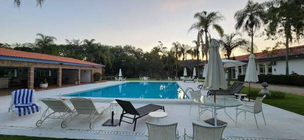 Piscina principal do Fazenda Sant'Anna Hotel and Wellness