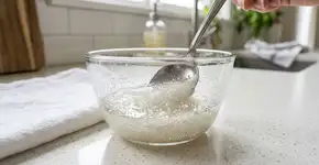 Misturar detergente com açúcar: Por que recomendam fazer isso e para que serve