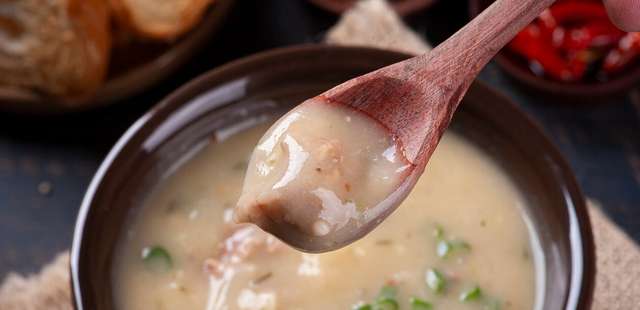 Caldo de mandioca com carne cremoso e delicioso