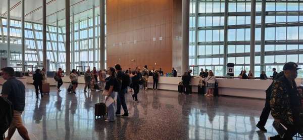 Passageiros chegam para inauguração do MSC World America