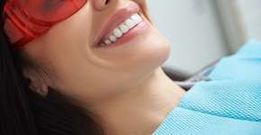 Saiba como funciona a limpeza dental a laser, tecnologia que elimina 98% das bactérias