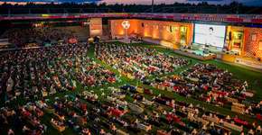 Na Alemanha, jogo é transmitido em estádio e torcedores levam sofás para o gramado