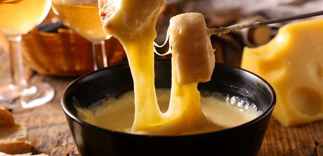 Não espere o inverno chegar para fazer essa delícia; conheça a melhor receita de fondue de queijo