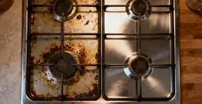 Você está limpando o fogão errado e piorando tudo sem saber