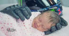 Bebê é amparada por luvas de pai falecido e foto viraliza na web