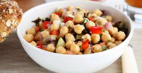 O encontro perfeito de sabores: grão-de-bico e bacalhau em uma salada incrível