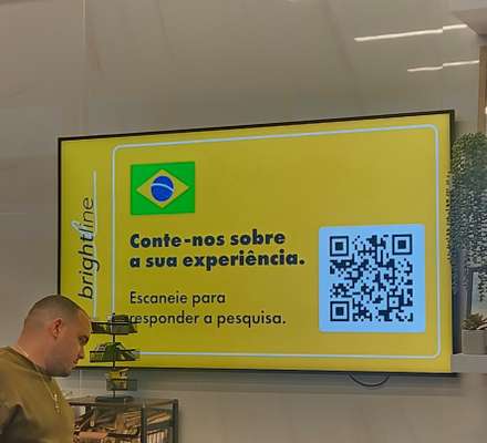 Painel informativo em português na sala Vip em Orlando
