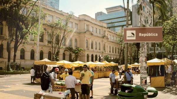 O trio planeja colocar novas placas na cidade em breve (Divulgação/Praia de Paulista)