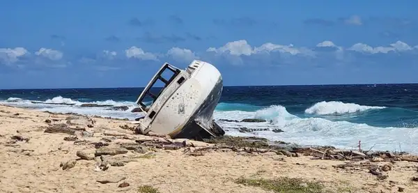 Pequeno barco naufragado