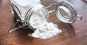 Nem de um lado pro outro, nem de baixo para cima: a maneira correta de tirar o pó dos seus móveis