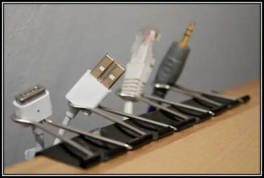 Clipes posicionados na mesa organizar os fios do computador.