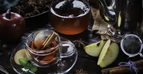 Esse chá de hibisco com maçã e canela é tão bom que parece sobremesa em forma de bebida