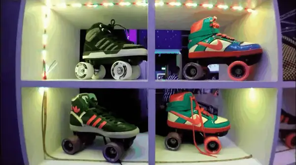 Patins retrôs são exibidos no Roller Jam, rinque de patinação retrô em São Paulo