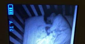 Mãe se assusta ao ver ‘bebê fantasma’ dormindo no berço com seu filho