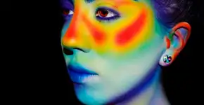 Jovem faz sucesso na web com maquiagem imitando mapa de calor