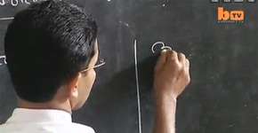 Professor atravessa rio a nado para dar aula