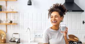 Entenda por que, segundo a ciência, beber água ao acordar faz bem para a saúde