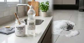 Desentupa a pia do banheiro sem usar produtos químicos, um método simples que funciona com duas coisas da sua cozinha