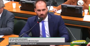 Eduardo Bolsonaro relaciona feminicídio ao porte de armas e paga mico