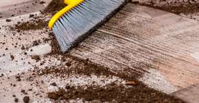 Entenda por que usar a vassoura deste jeito pode riscar o seu piso