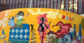 Brasileiros grafitam muro da embaixada brasileira em Tóquio