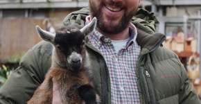 Homem adota cabrito rejeitado pela mãe