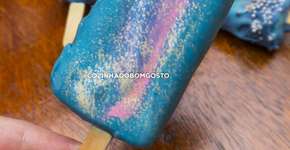 Prepare um picolé galáxia com cobertura ‘espacial’ de chocolate