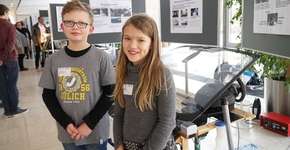 Crianças usam reaproveitamento de água da chuva para limpar vidro