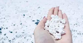 Praia na Espanha tem areia em formato de ‘pipoca’