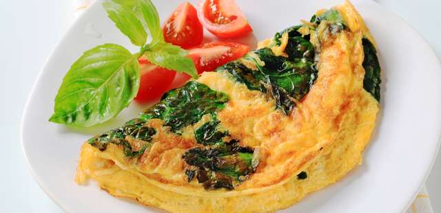 Essa omelete de espinafre com cottage leva só 10 minutos para ficar pronta