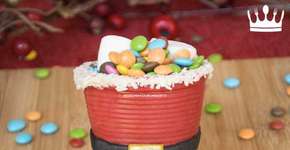 Feito com copo plástico: copinho Papai Noel de chocolate