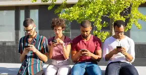 Tech neck: entenda como o uso excessivo de celular afeta a postura