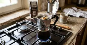 Por que na Itália eles sempre passam água fria no coador antes de coar o café matinal