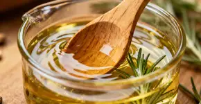 Meu cabelo era fraco e ralo, até testar essa mistura com óleos naturais