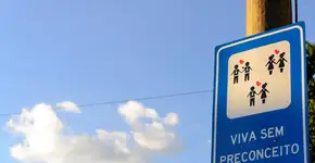 Repare nas placas de trânsito, elas podem dizer algo mais interessante do que o normal