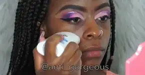 Esta blogueira usou desodorante para ajudar na maquiagem