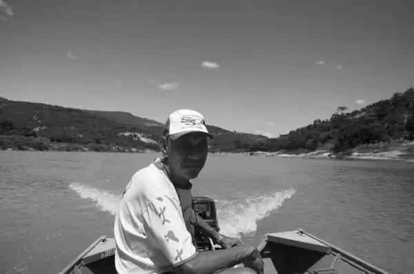 Entre as muitas vítimas do crime ambiental estão os integrantes da comunidade indígena Krenak, que usavam o rio Doce como fonte de renda. Zezão, por exemplo, tinha a pesca como sustento, mas a lama tóxica não só matou a maioria dos peixes, como impossibilitou o consumo daqueles que sobraram. O ex-pescador ainda é pago pela prefeitura para realizar travessias de uma margem do rio à outra, ainda que os passageiros tenham diminuído após o desastre