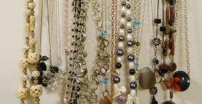 Veja ideias para fazer organizadores de bijuteria com materiais que você tem em casa