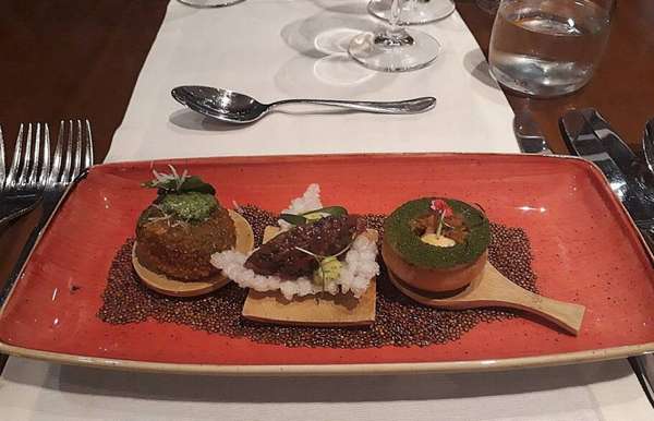 Tartar de carne de sol na tapioca; Macaxeira suflê, caranguejo e maionese picante e Croqueta de costela, salsa verde e queijo tulha