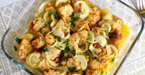 Peito de frango assado com manteiga e especiarias