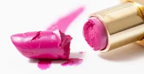 Veja como salvar um batom quebrado