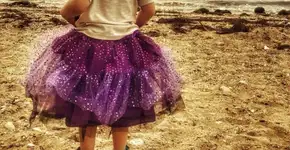 Mãe lacra em resposta à estranho que criticou saia de seu filho