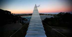 Artista cria escada infinita que vai até o céu