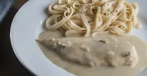 Frango ao molho branco que dá vontade de repetir — e não dá trabalho