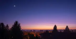 Aquela luz intensa que aparece no céu depois do pôr do sol tem uma explicação surpreendente