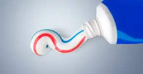 13 maneiras de utilizar pasta de dente na limpeza da sua casa