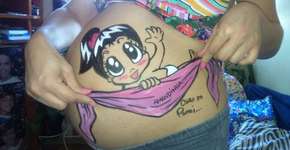 Pai faz desenhos divertidos de sua filha na barriga da mãe