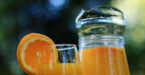 Suco de laranja ajuda a melhorar a memória de idosos, diz estudo