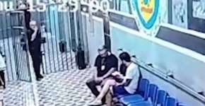 Dr. Jairinho come sanduíche dado pelo próprio diretor do presídio